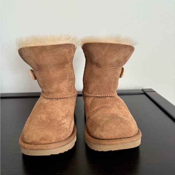 UGG Kids' Bailey Button II Boot - Picture 6 of 7